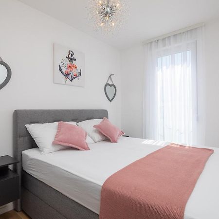 Apartment Alegria In Okrug With Heated Pool, Sea View, Jacuzzi, Wifi Traù Esterno foto