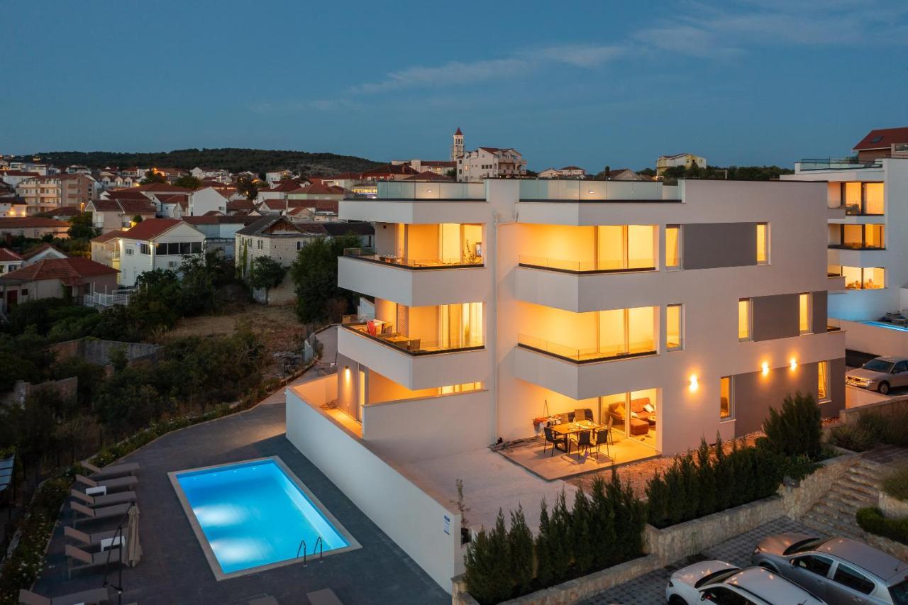 Apartment Alegria In Okrug With Heated Pool, Sea View, Jacuzzi, Wifi Traù Esterno foto