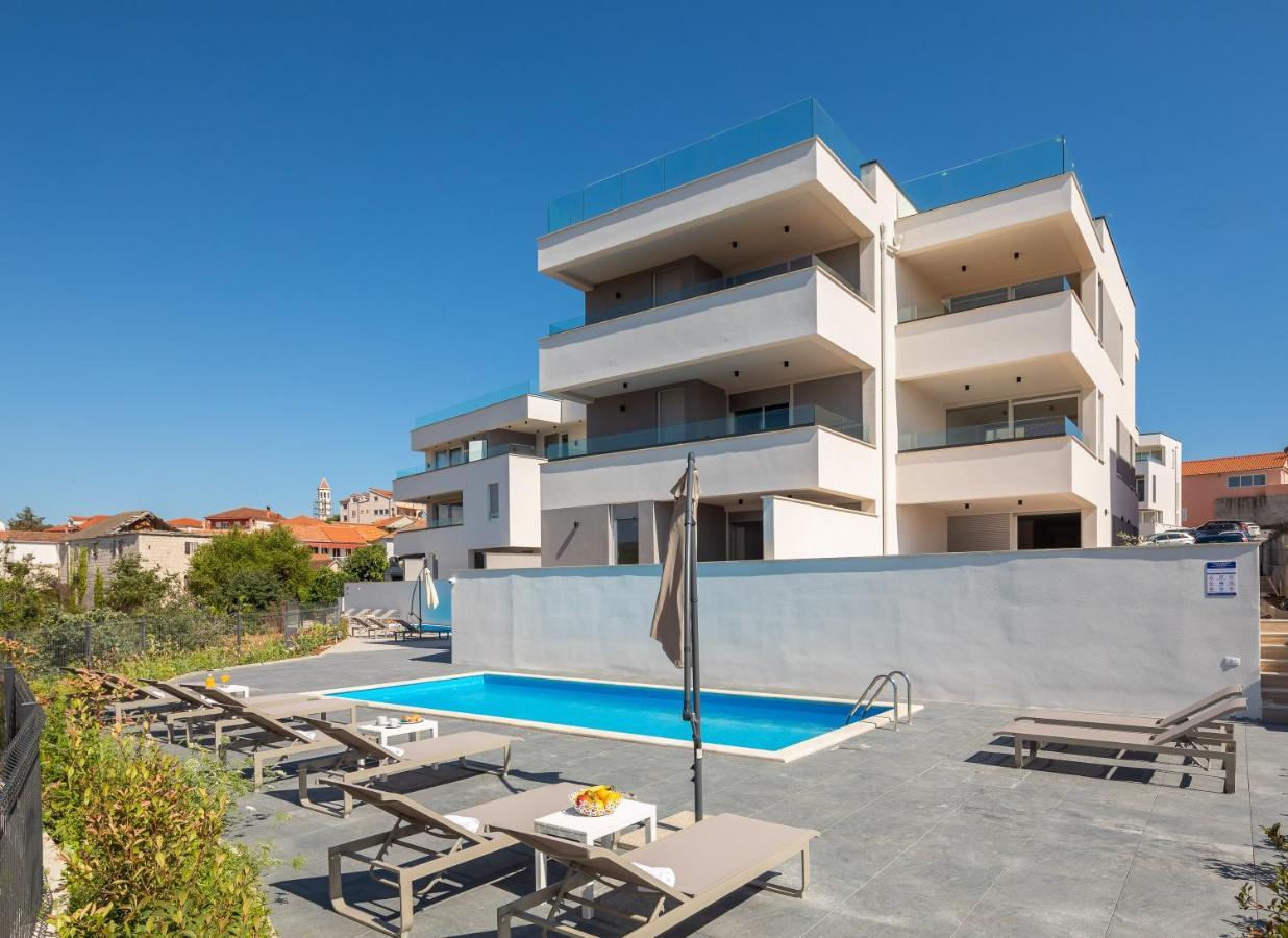 Apartment Alegria In Okrug With Heated Pool, Sea View, Jacuzzi, Wifi Traù Esterno foto