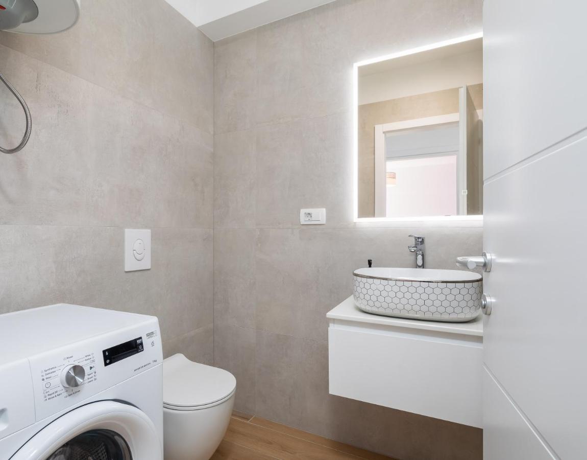 Apartment Alegria In Okrug With Heated Pool, Sea View, Jacuzzi, Wifi Traù Esterno foto