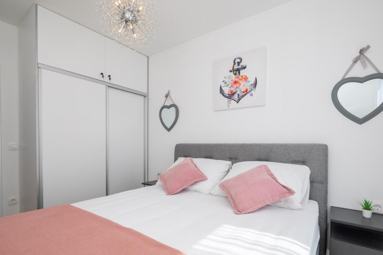 Apartment Alegria In Okrug With Heated Pool, Sea View, Jacuzzi, Wifi Traù Esterno foto