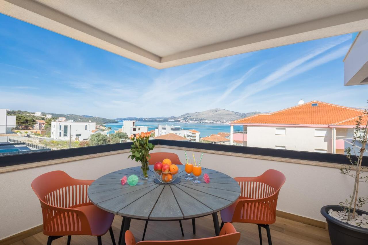 Apartment Alegria In Okrug With Heated Pool, Sea View, Jacuzzi, Wifi Traù Esterno foto