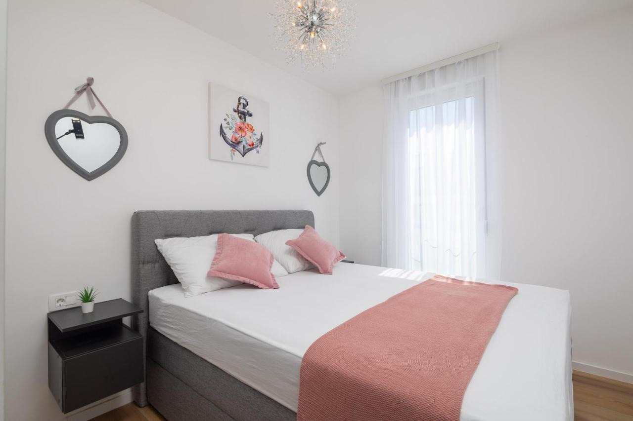 Apartment Alegria In Okrug With Heated Pool, Sea View, Jacuzzi, Wifi Traù Esterno foto