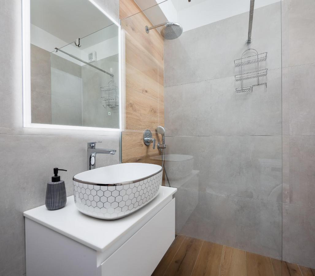 Apartment Alegria In Okrug With Heated Pool, Sea View, Jacuzzi, Wifi Traù Esterno foto