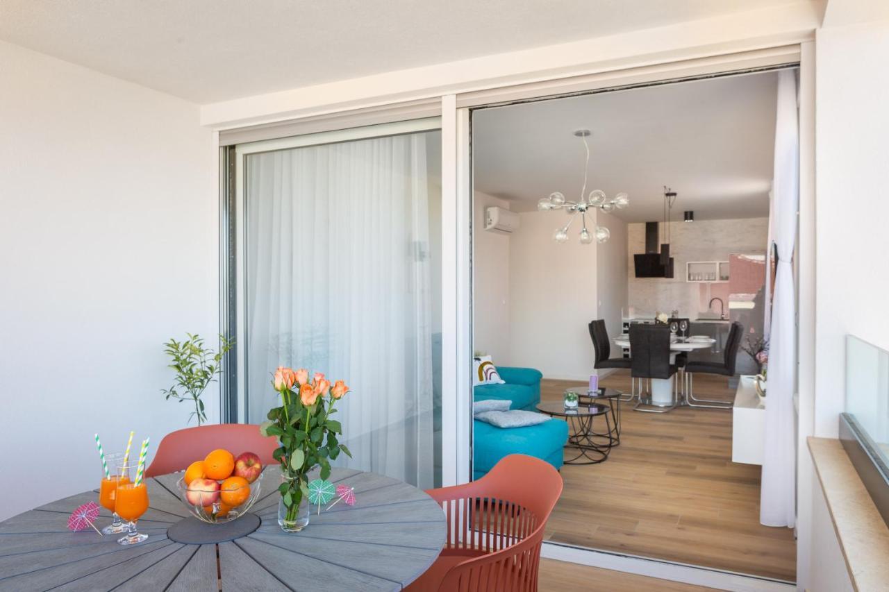 Apartment Alegria In Okrug With Heated Pool, Sea View, Jacuzzi, Wifi Traù Esterno foto