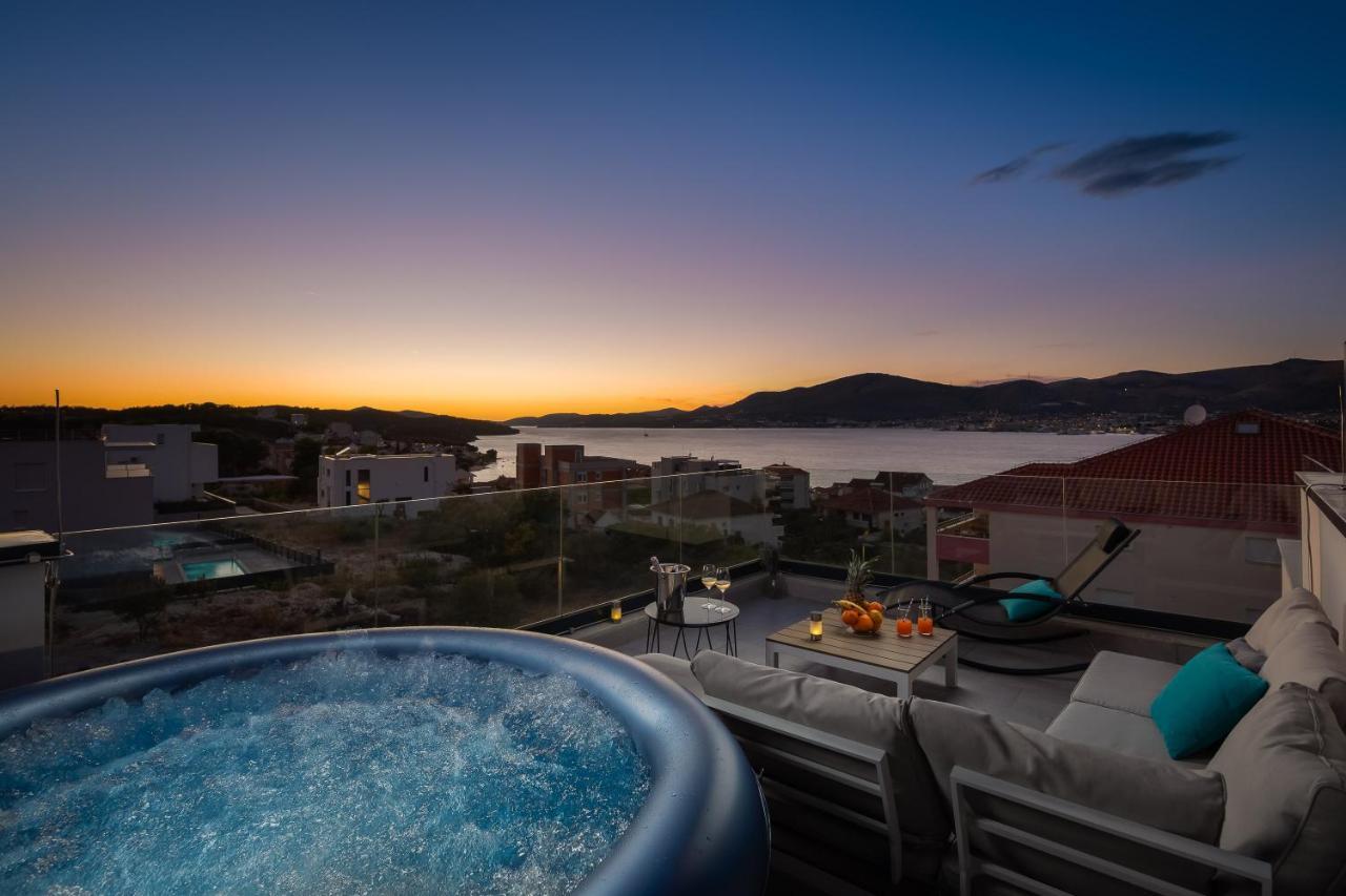 Apartment Alegria In Okrug With Heated Pool, Sea View, Jacuzzi, Wifi Traù Esterno foto