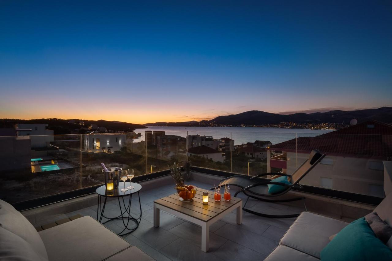Apartment Alegria In Okrug With Heated Pool, Sea View, Jacuzzi, Wifi Traù Esterno foto