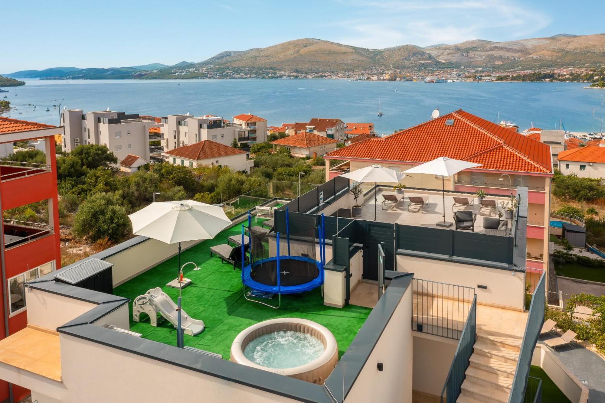 Apartment Alegria In Okrug With Heated Pool, Sea View, Jacuzzi, Wifi Traù Esterno foto